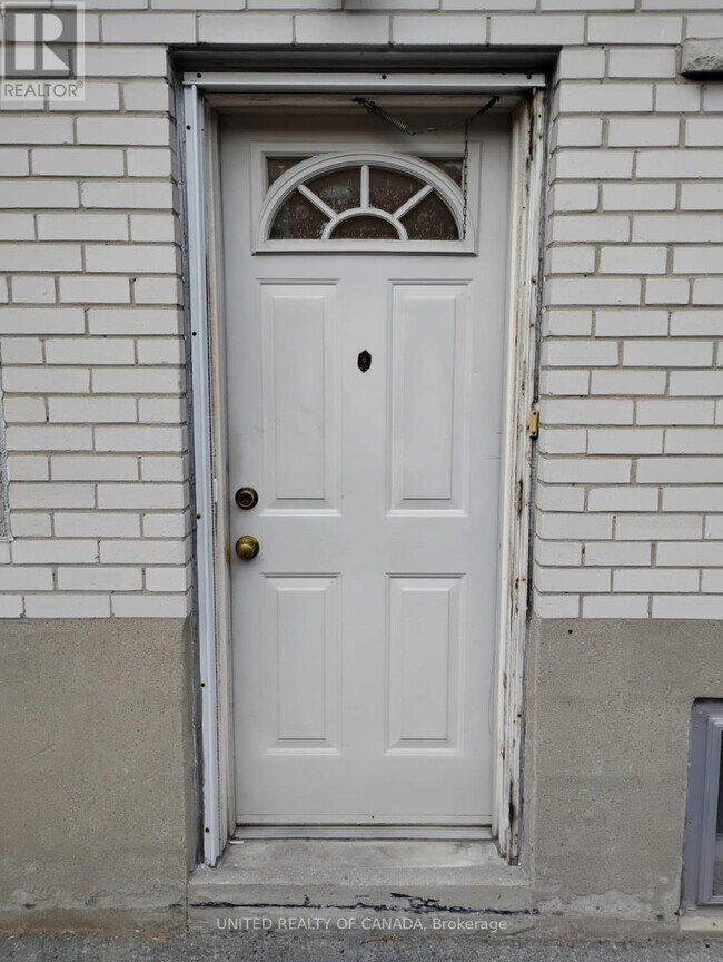 Photo - 37 Madawaska Ave