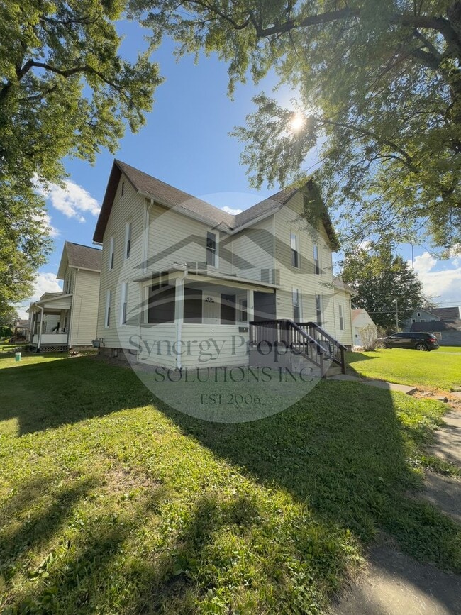 Building Photo - LARGE CRESTLINE HOUSE