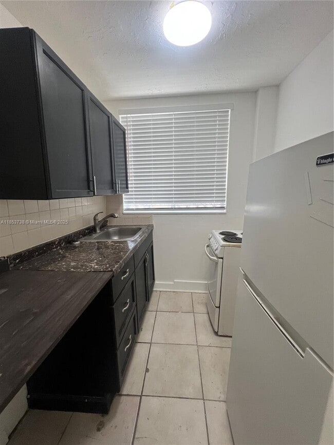 Building Photo - 1563 SW 2nd St Unit 1 Rental