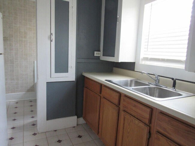Photo - 835 E 12th St Unit Apt. 2