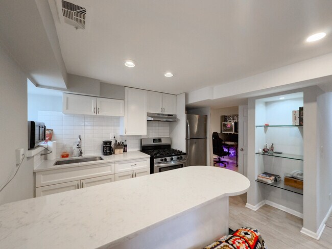 Photo - 2046 W Iowa St Unit M06H