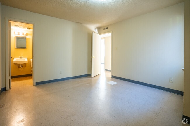 3BR, 1.5BA – 906SF Master Bedroom