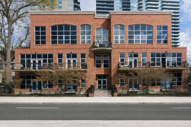 Building Photo - 1 bedroom 1 bath condo Prime Midtown location Unit 102