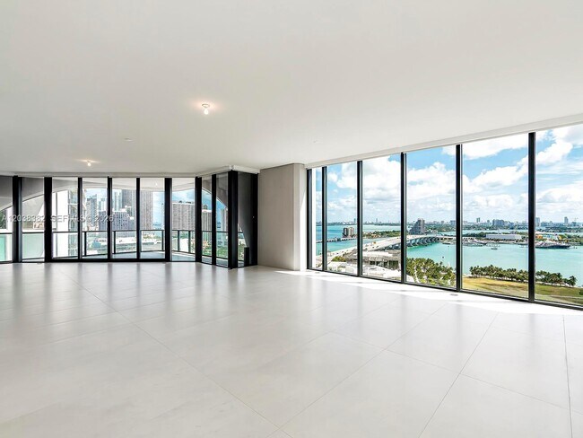 Building Photo - 1000 Biscayne Blvd Unit 2002