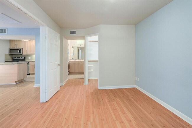 Photo - 7685 Northcross Dr Unit 624
