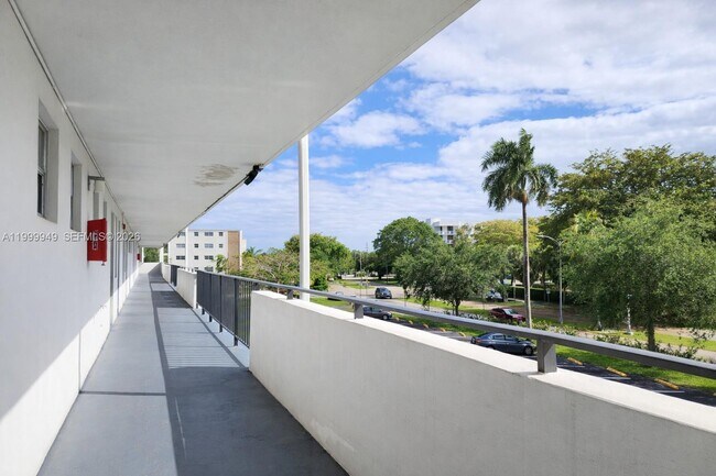 Photo - 950 Hillcrest Dr Unit 302