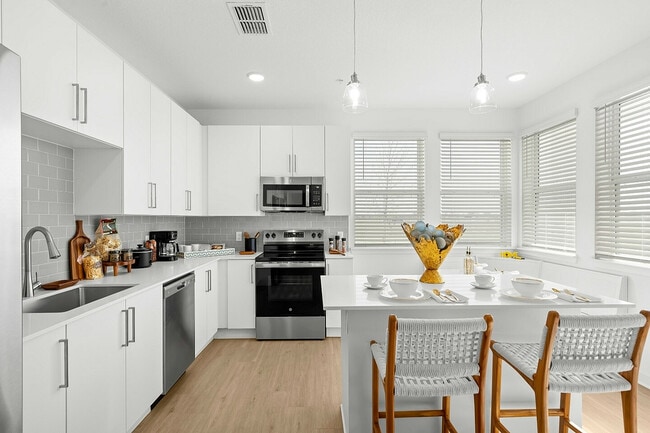 Kitchen Islands w/ Quartz Countertops - Marlowe Live Oak