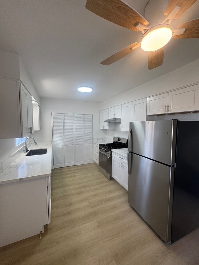Building Photo - 10541 Sycamore Ave Unit 10541