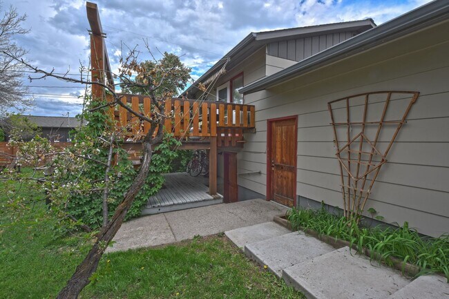 521 1/2 N. 9th