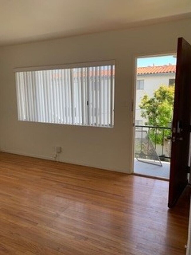 Photo - 18th Street Unidad 949 W. 18th Street