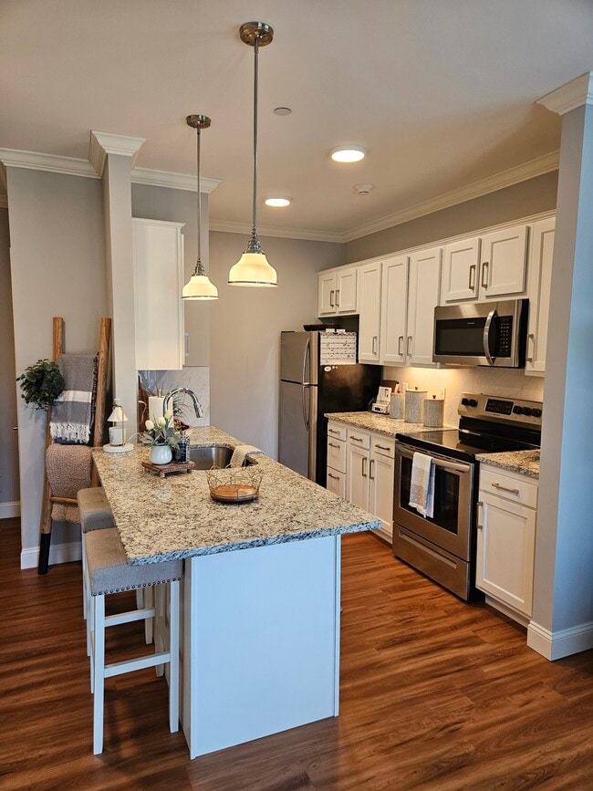 Kitchen - Four Seasons of Colchester Apartments