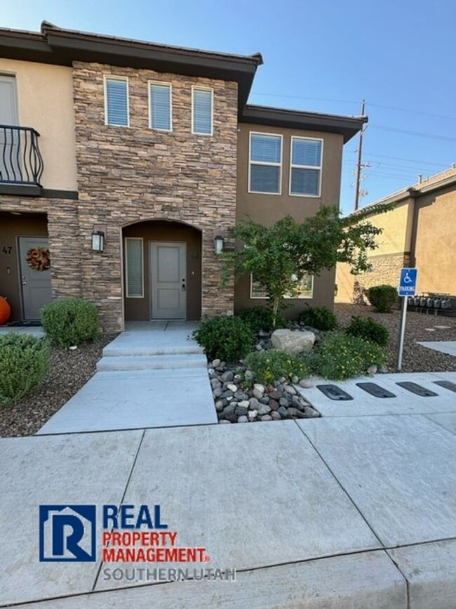 Building Photo - Desert Hills Townhome