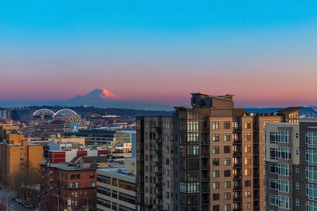 Building Photo - Gallery Penthouse Condo ~ Belltown Unit 1303