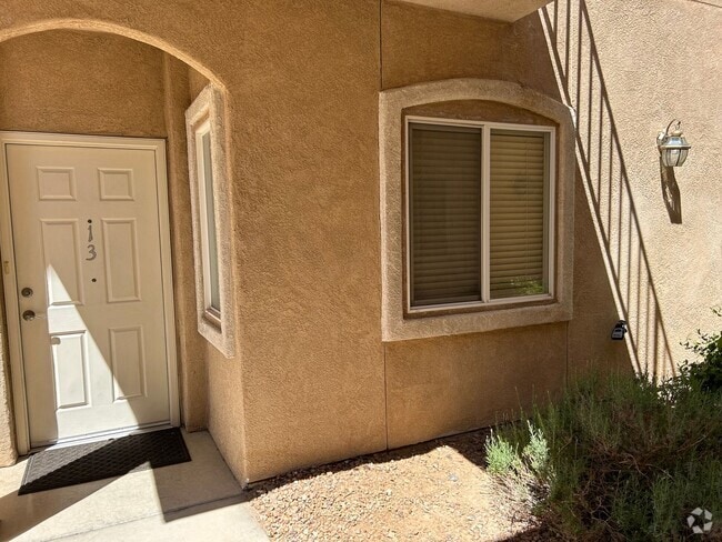 Building Photo - Charming Condo | 2 Bed / 2 Bath | Garage |...