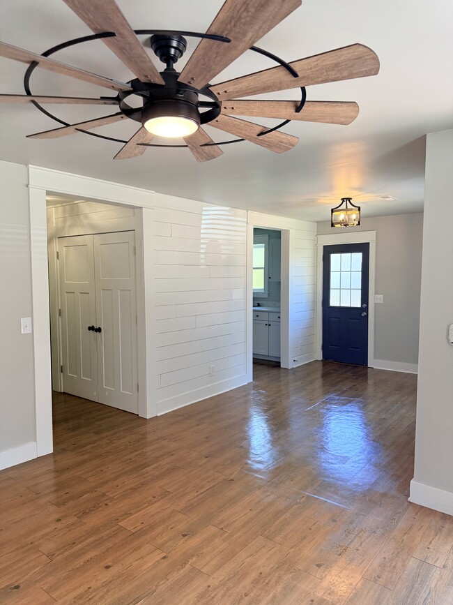 SHIPLAP WALL ACCENTS & FARMHOUSE LIGHTING - 209 Roe St