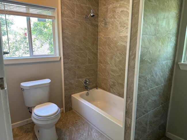 Photo - 1226 W 4th St