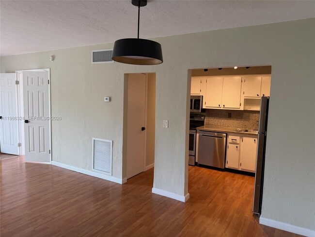 Building Photo - 2640 NE 135th St Unit 317