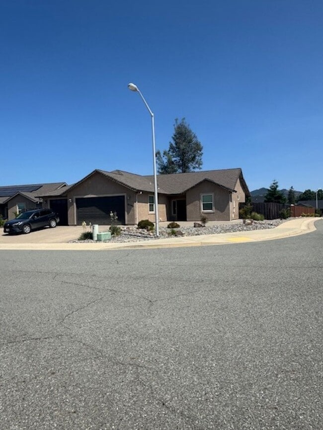 Beautiful Shasta Lake home with Landscapin... - Beautiful Shasta Lake home with Landscapin...