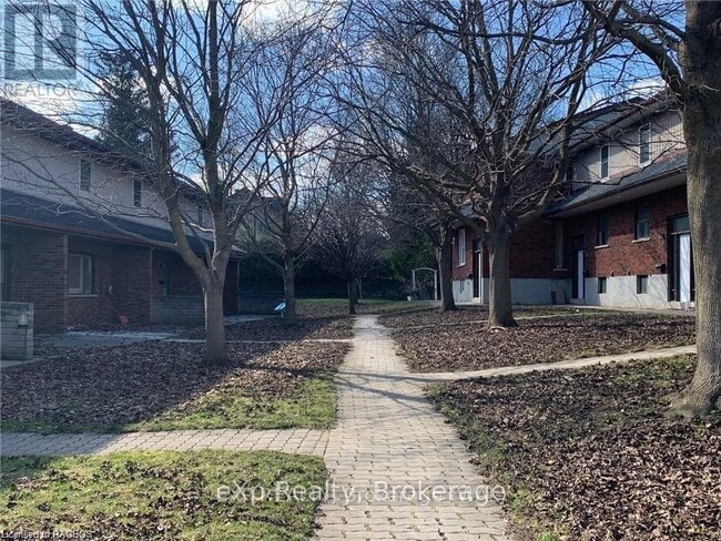 Photo - 215 McNab St