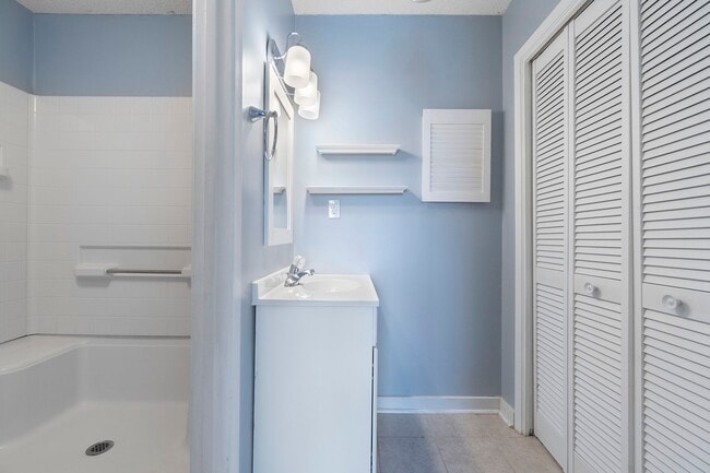 Photo - 1100 Shoreline Dr