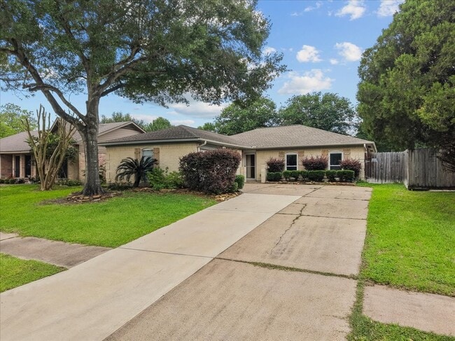 Photo - 883 Silverpines Rd