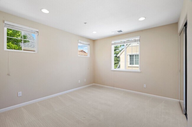 Photo - STYLISH, EXCELLENTLY LOCATED HOME CORNER UNIT | EASY ACCESS
