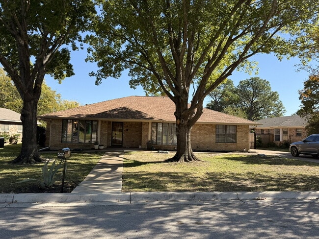 Building Photo - "Charming 3-Bed Oasis with Fireplace in th...