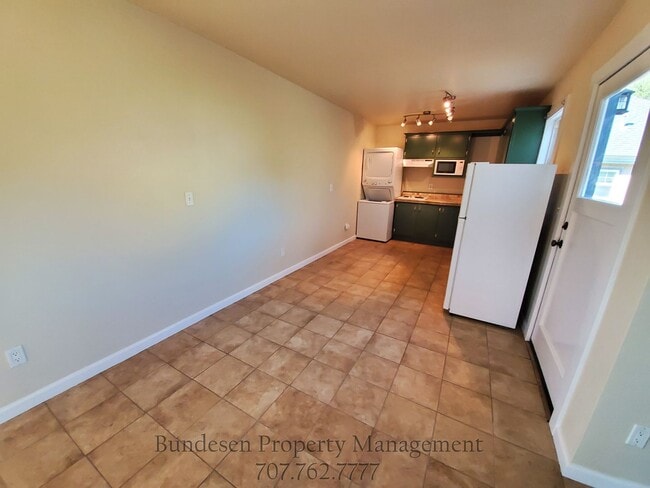 Photo - 9936 Oak St