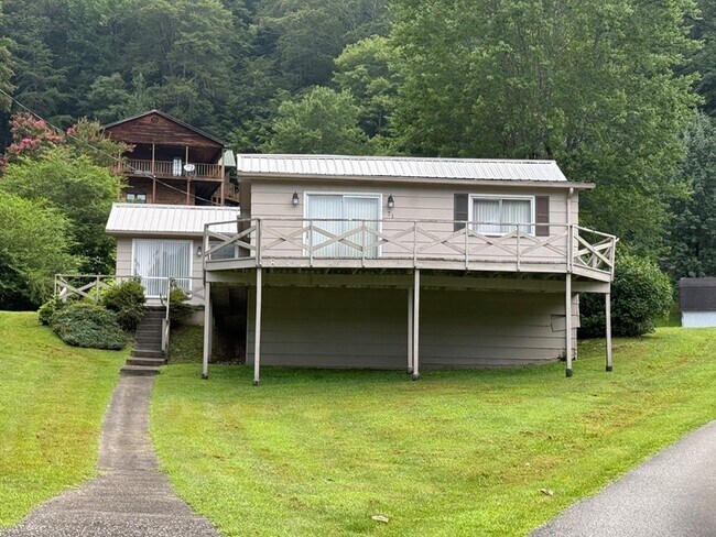 Building Photo - For Lease Martin, KY | $1,200/month Rental