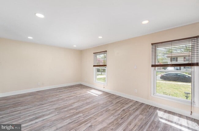 Photo - 1908 Champlain Dr