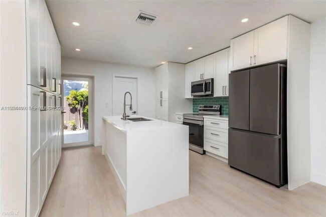 Photo - 1421 NE 30th Ct