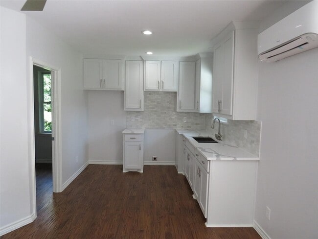 Building Photo - 818 Thomas St Rental