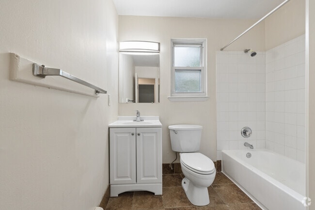 1BR, 1BA - 600SF - Bathroom