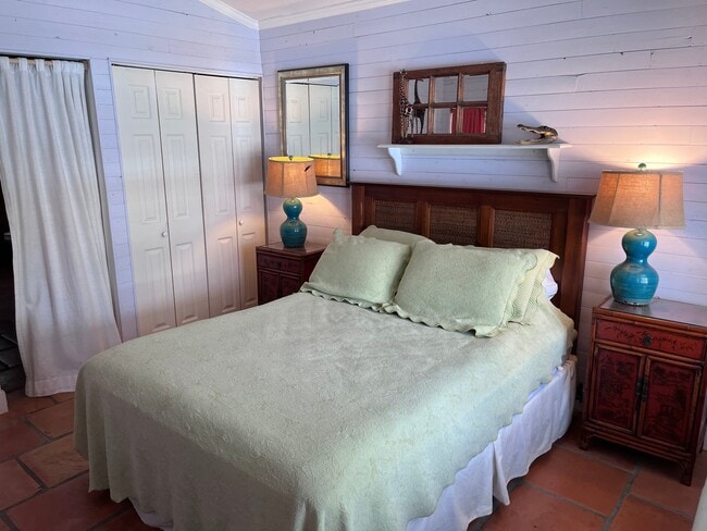 Building Photo - 525 N Lakeside Dr