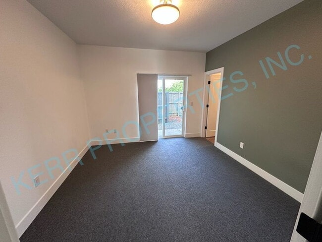 Photo - 9023 NE Hoyt St