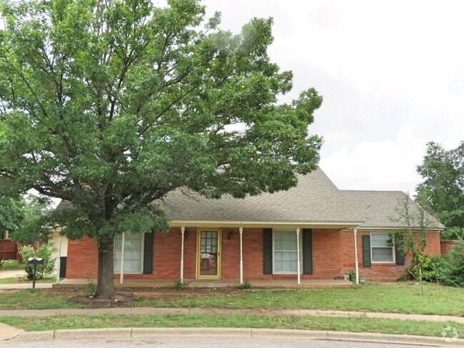 Building Photo - House Located On Cul-De-Sac Near Park & El...