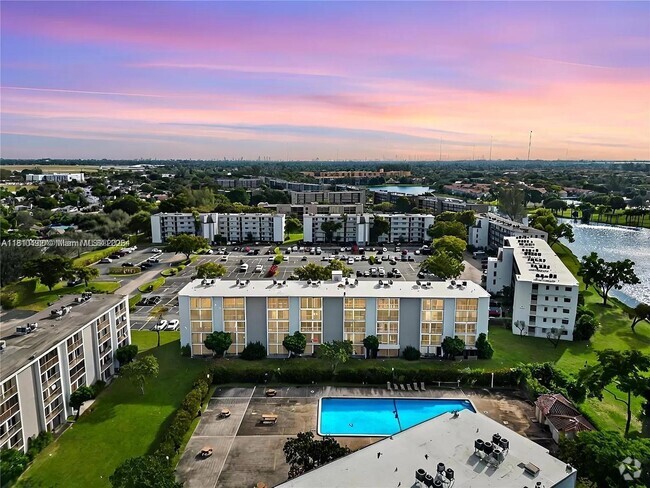 Building Photo - 8610 N Sherman Cir Unit 507 Rental