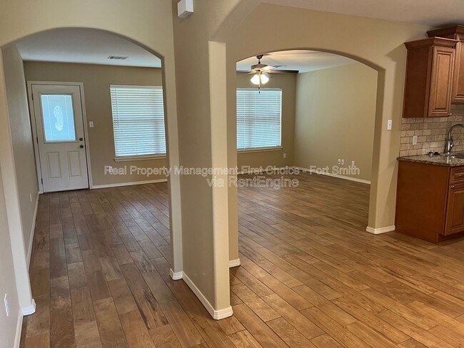 Photo - 529 Ridge Point Dr