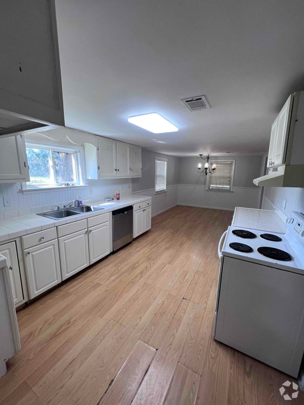 Building Photo - 830 Columbus St Rental