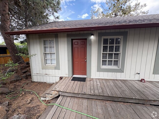 Building Photo - COZY 1 BEDROOM, 1 BATH APARTMENT LOCATED I... Unit 6 SW Cleveland Ave