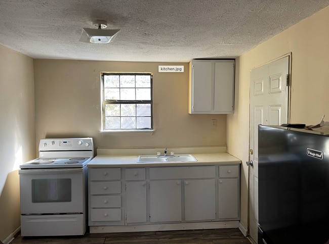 Photo - 7908 Siskin Avenue