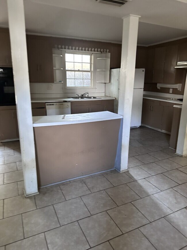 Photo - 2104 Emogene St Apartments