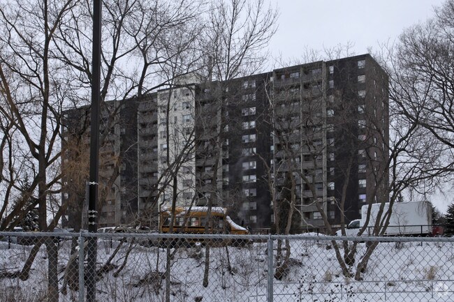 Photo - 120 Dundas St E