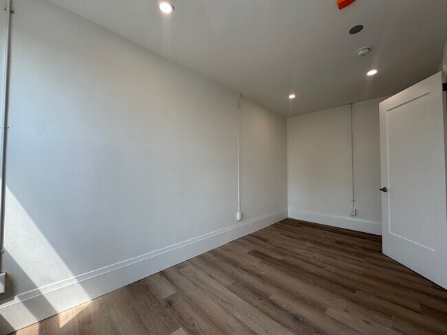 Photo - Freshly Renovated 1 Bedroom 1 Bathroom Apa... Unit 12