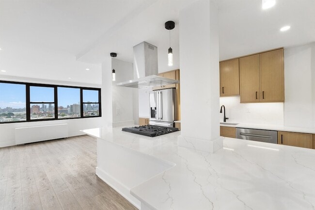 Building Photo - 201 St Pauls Ave Unit 17T