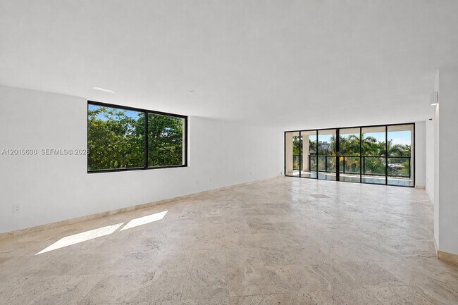Building Photo - 2575 S Bayshore Dr Unit 4A