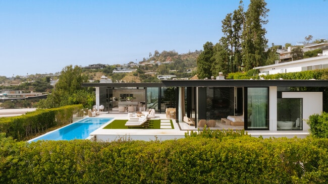 Building Photo - 1536 Blue Jay Way