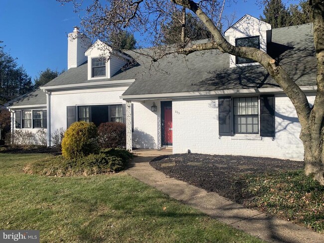 Photo - 305 Cornwall Rd House