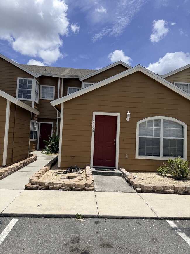 Building Photo - 2929 Fan Palm Dr