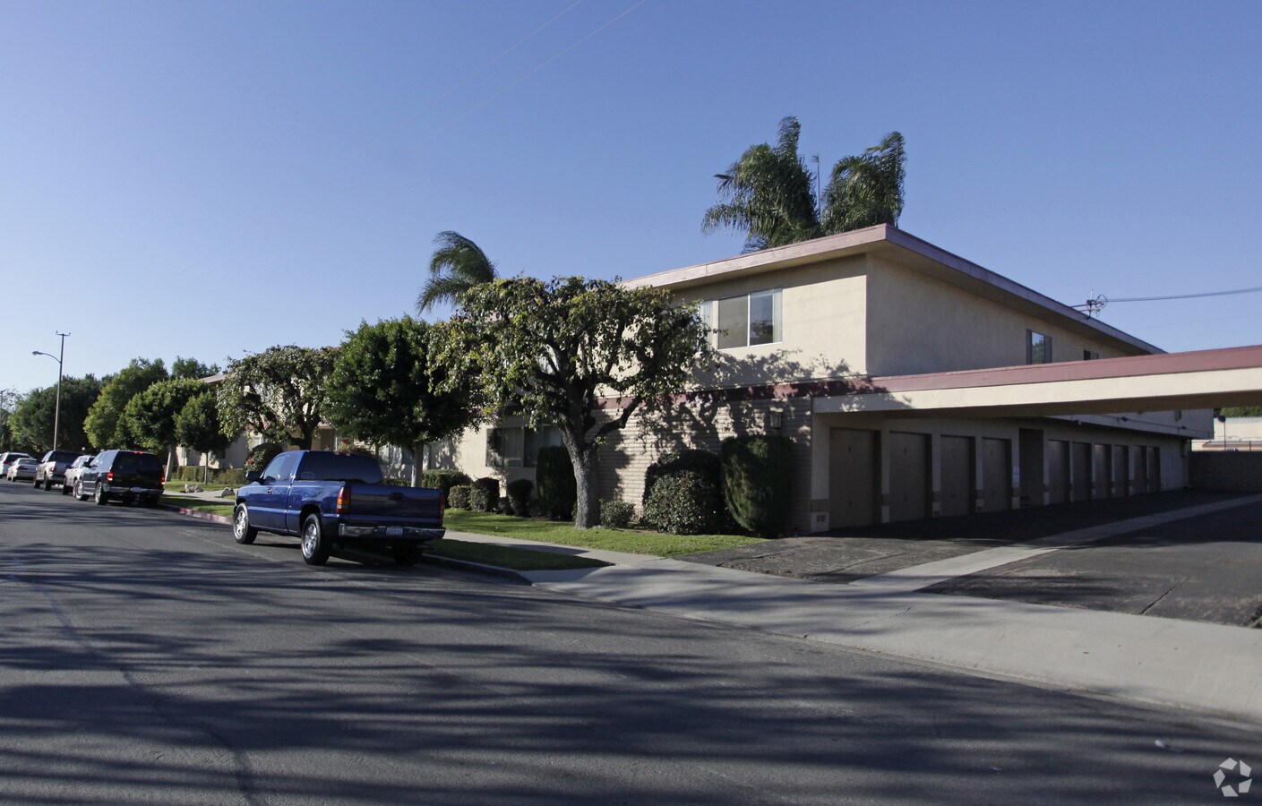 Pickwick Manor Apartments - Pickwick Manor Apartments